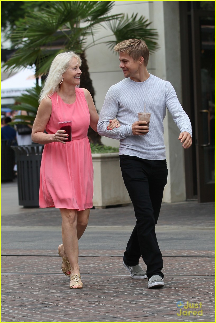 derek hough day out with mom mari anne 04