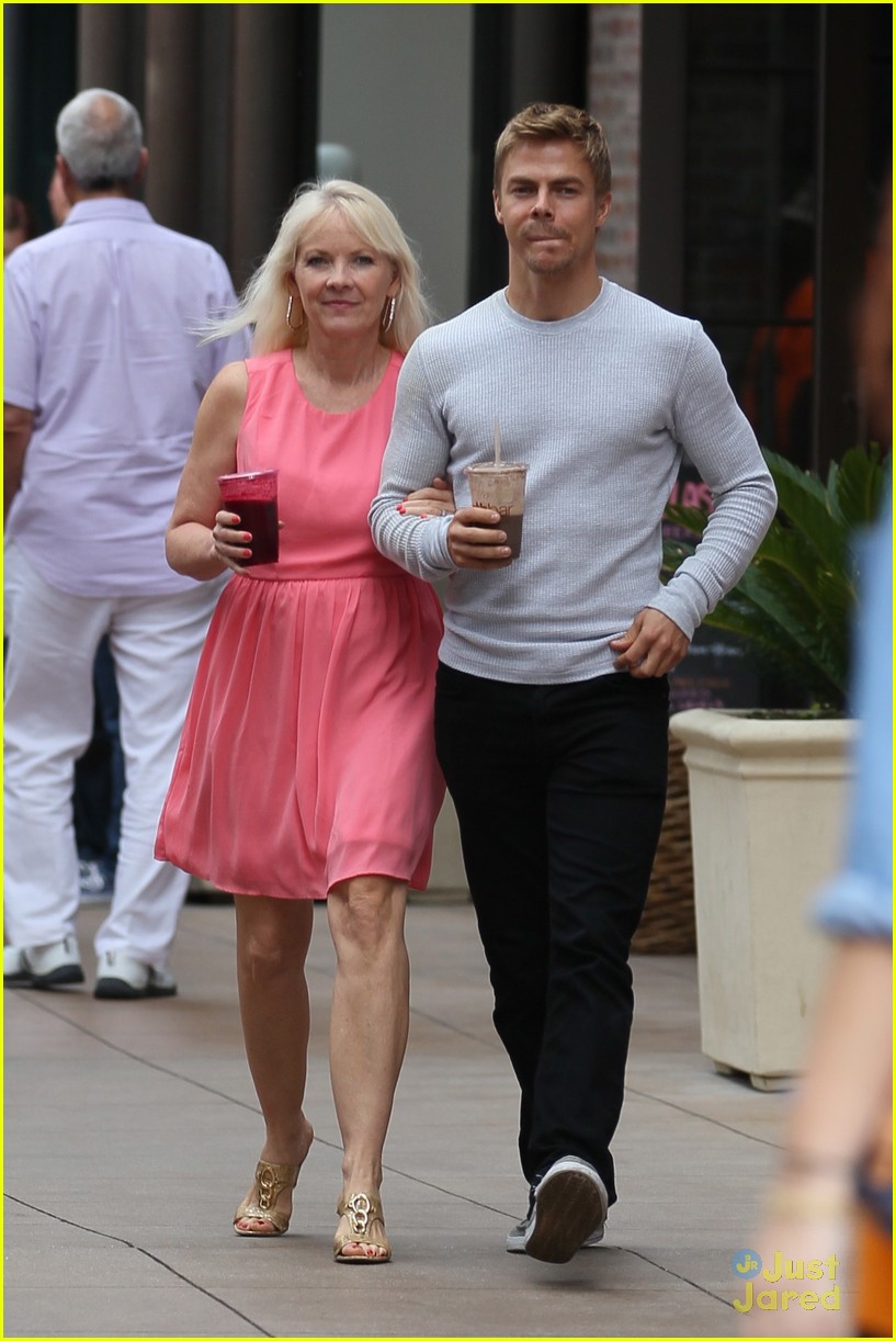 derek hough day out with mom mari anne 08