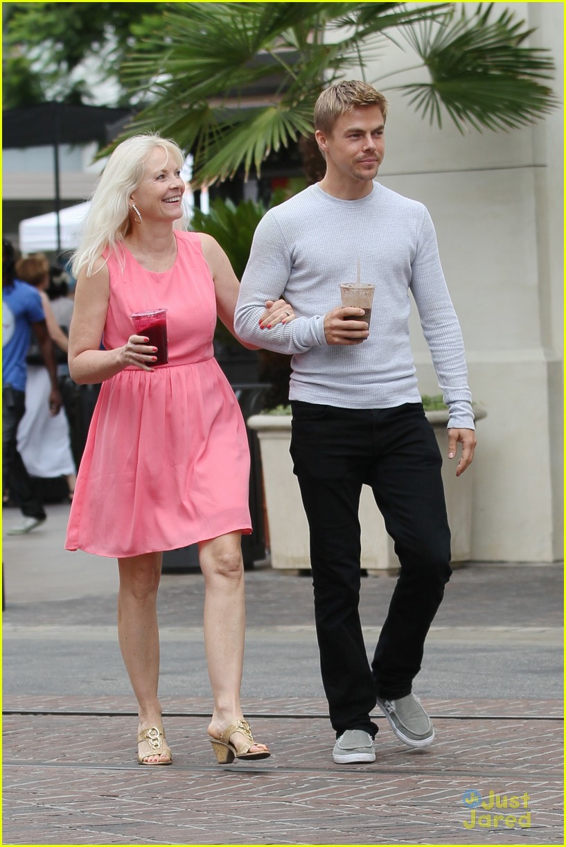derek hough day out with mom mari anne 12