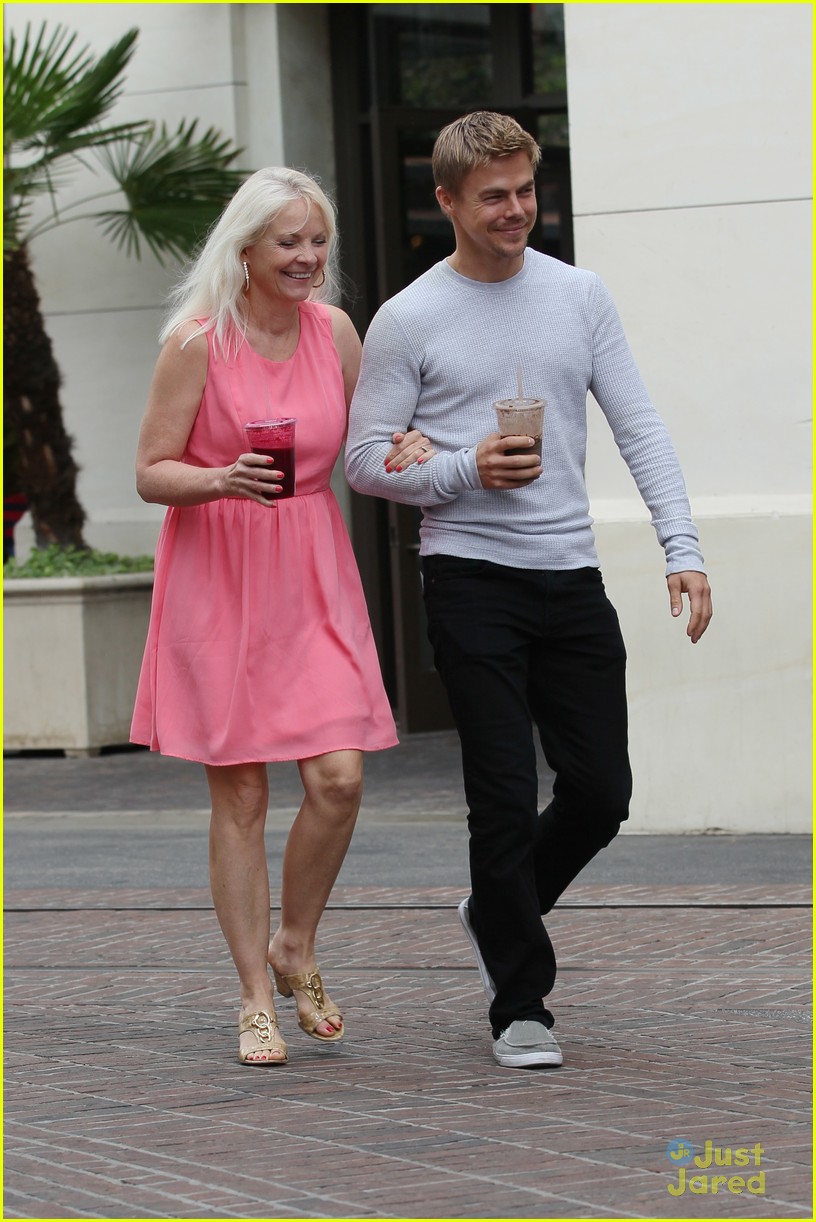 derek hough day out with mom mari anne 14