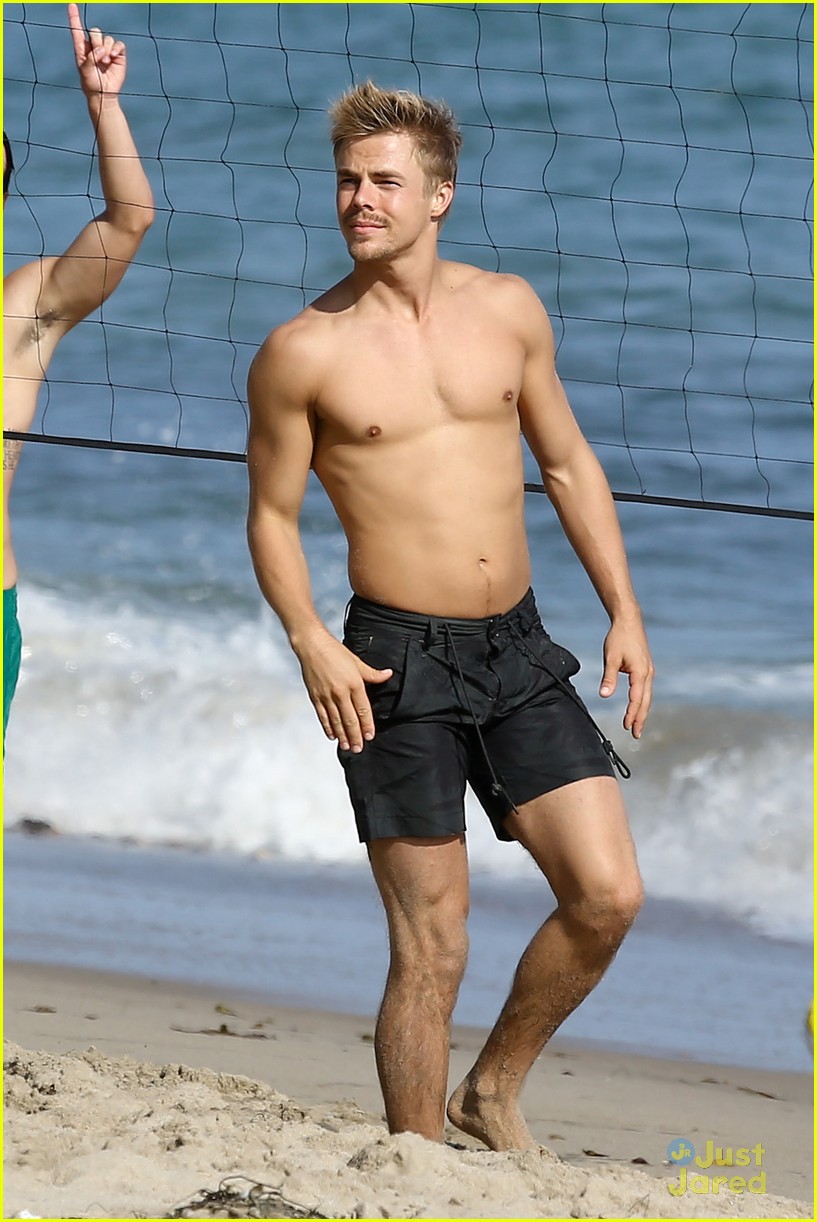 derek hough shirtless beach volleyball 06