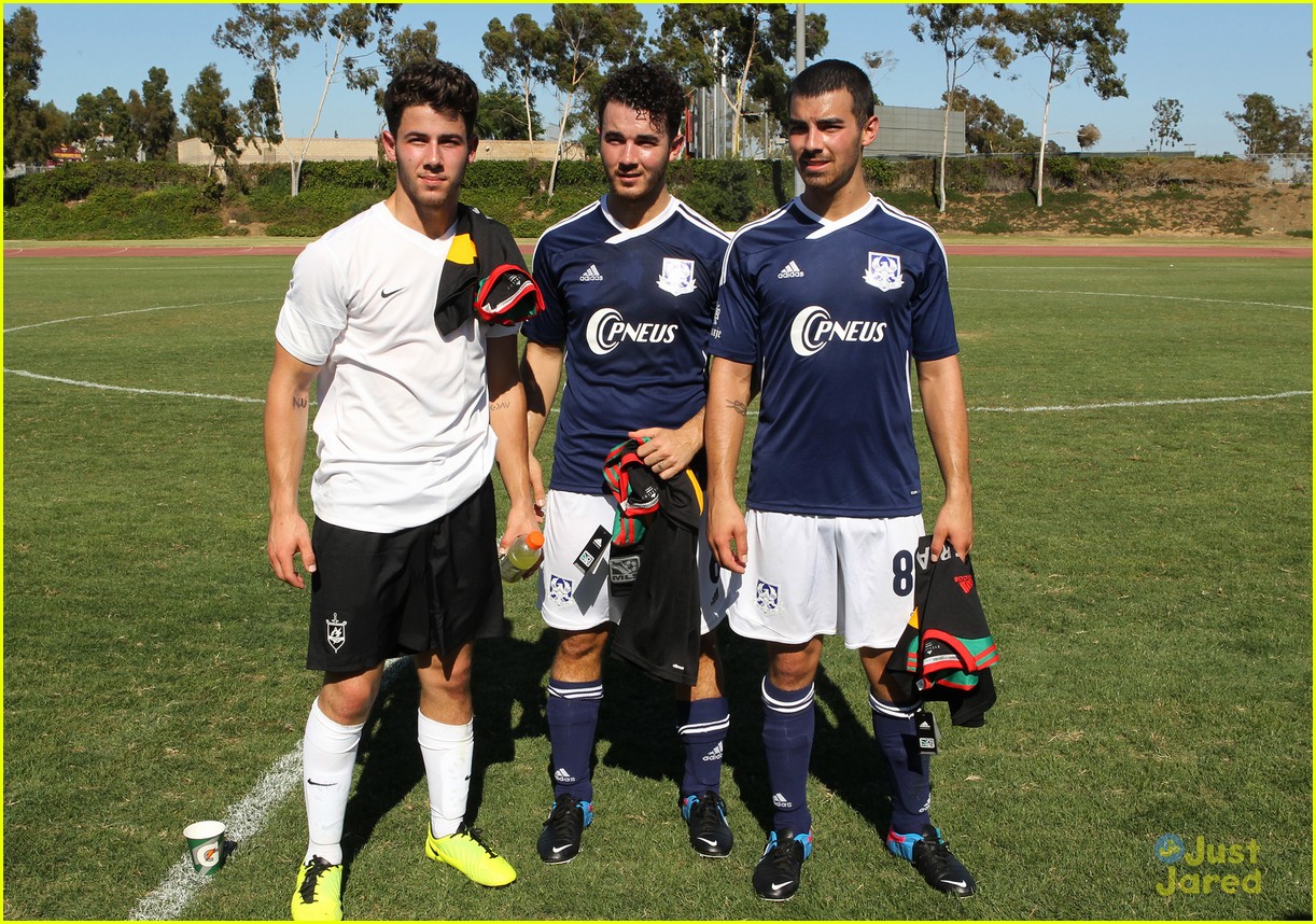 jonas brothers charity soccer game 03