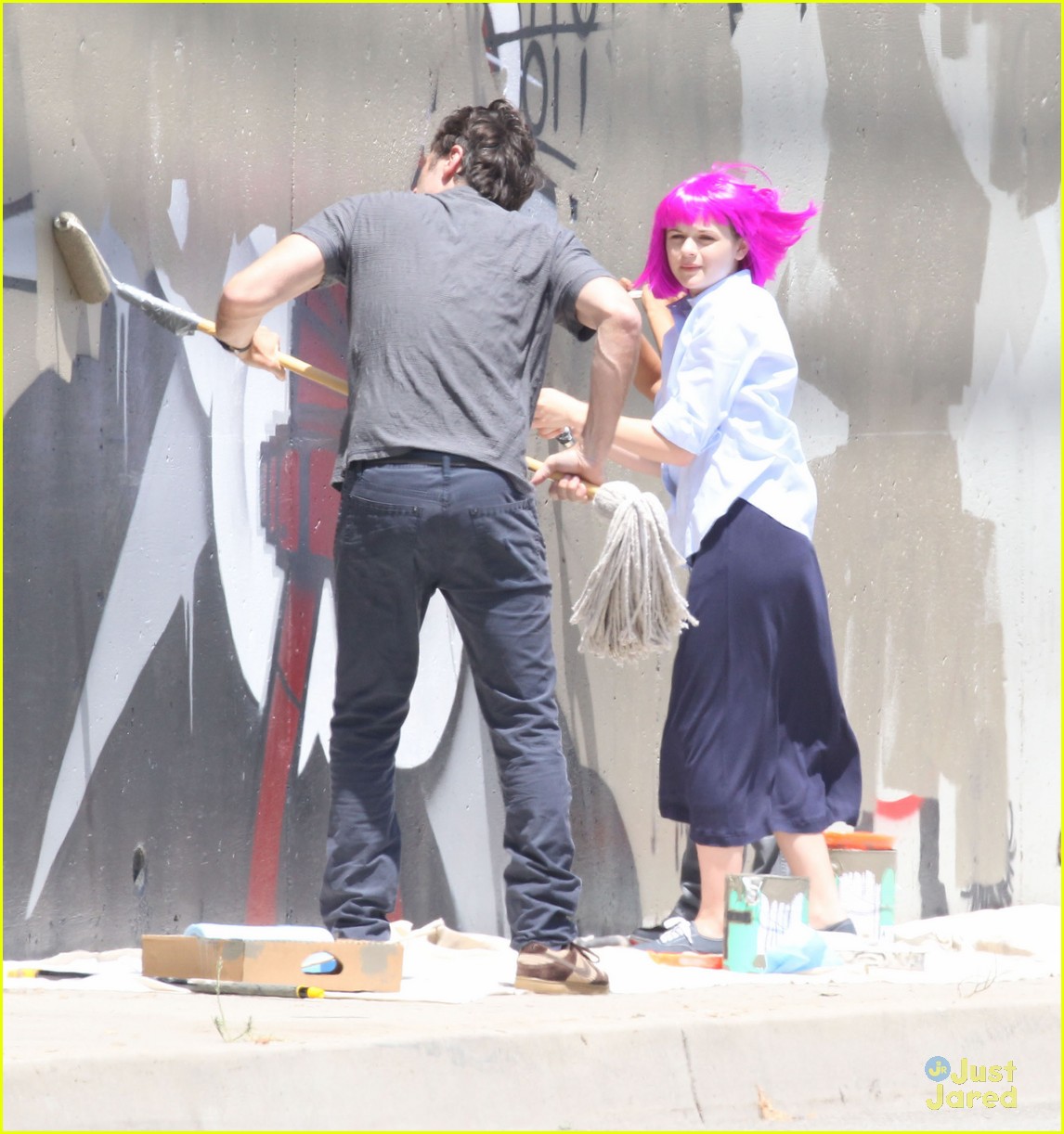 joey king pink wig for wish i was here 09
