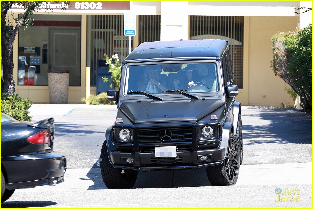 kylie jenner gets her drivers license 01
