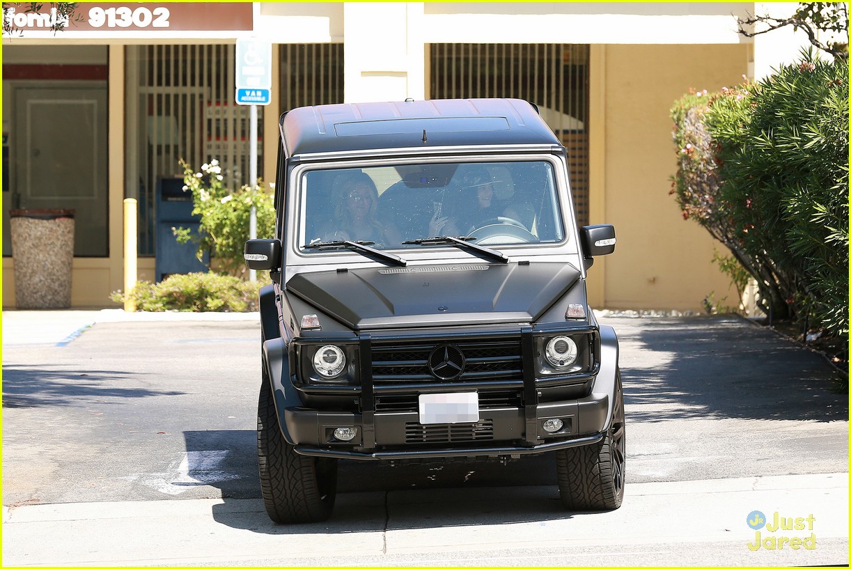 kylie jenner gets her drivers license 15