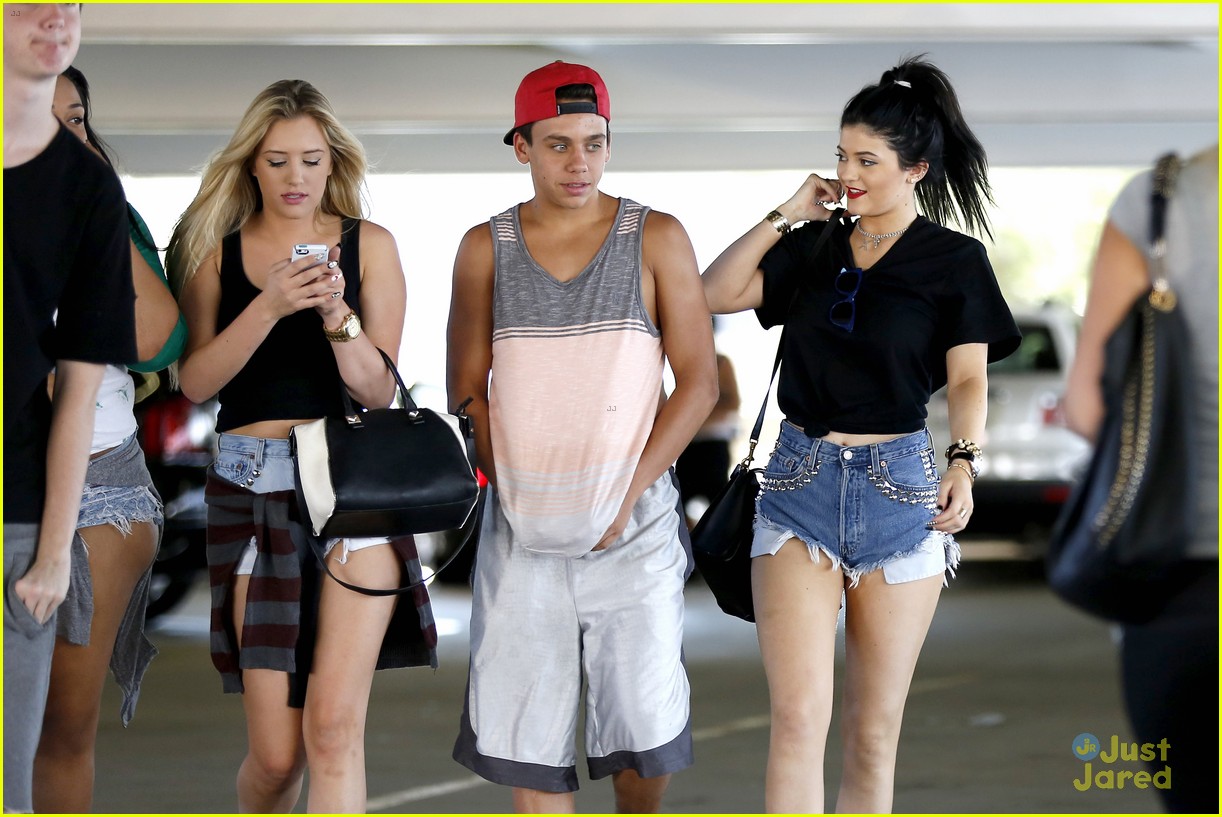 kylie jenner hits the mall after sweet 16 party 12