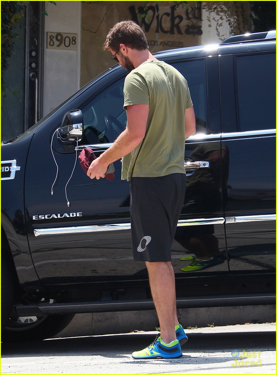 liam hemsworth phone charger ride 01
