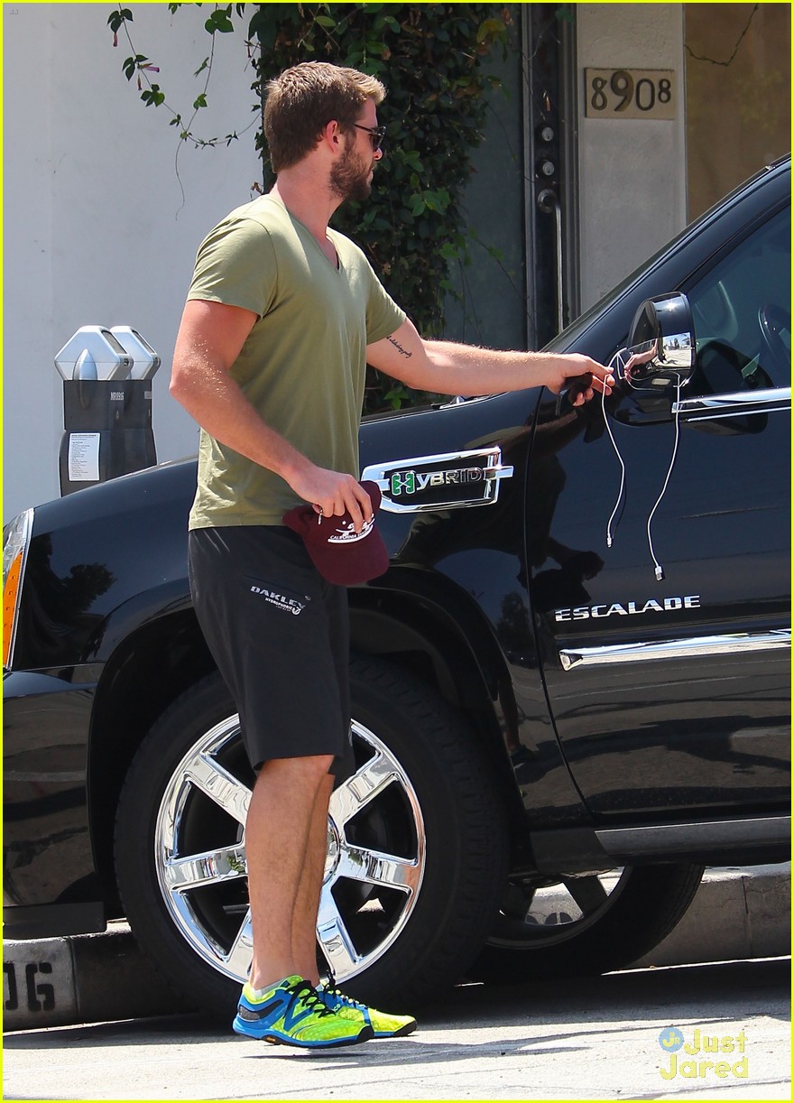 liam hemsworth phone charger ride 04