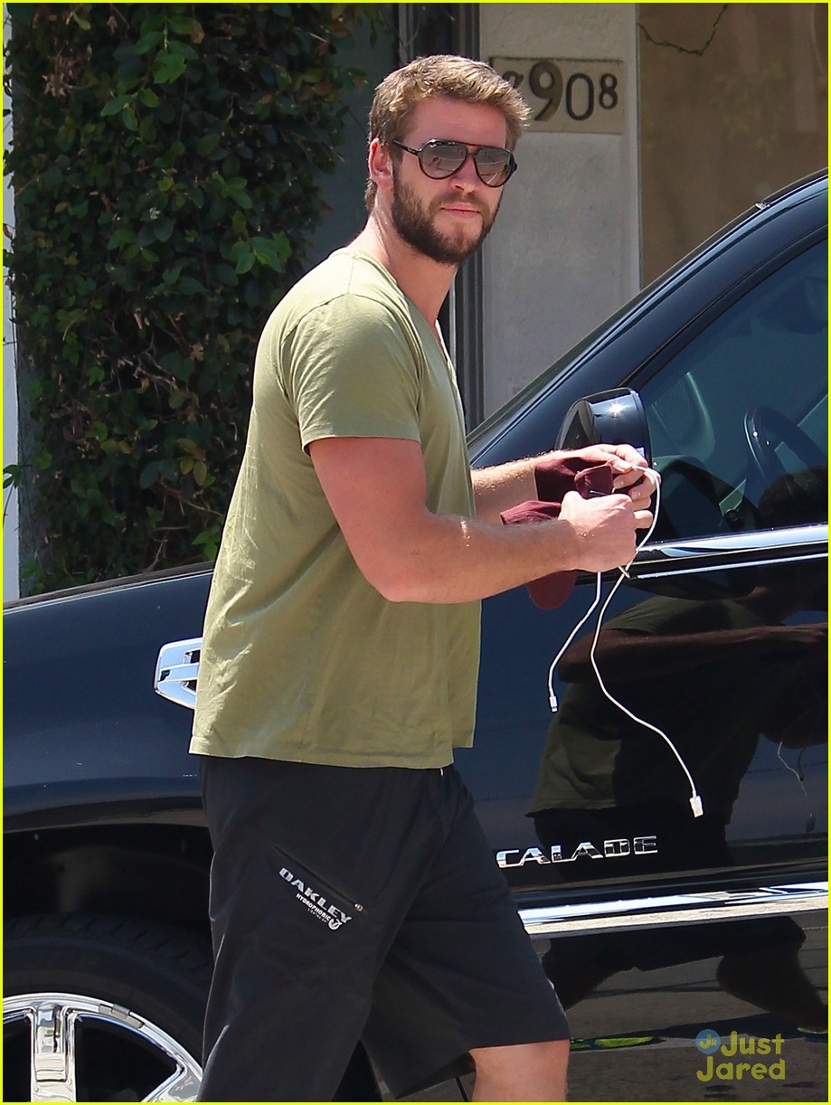 liam hemsworth phone charger ride 05