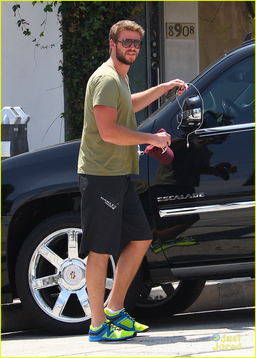 liam hemsworth phone charger ride 06