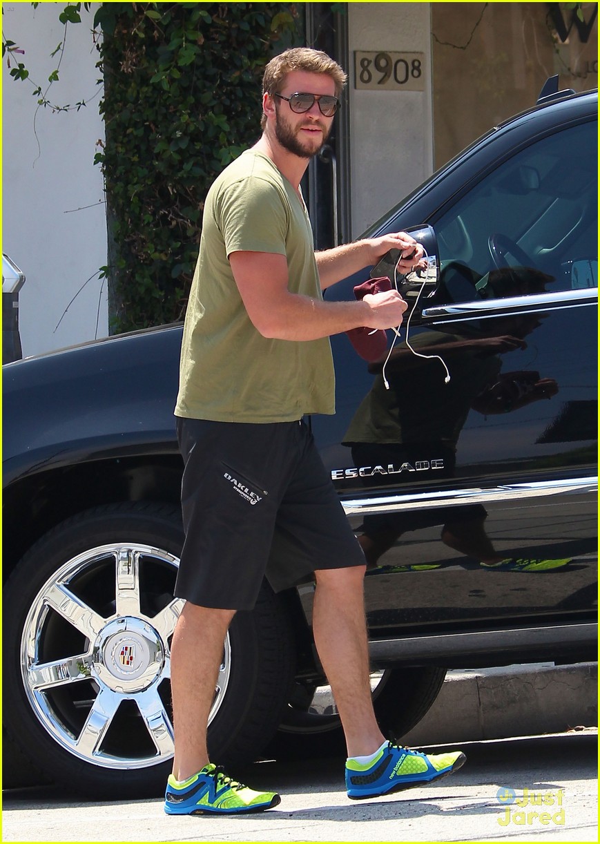 liam hemsworth phone charger ride 07