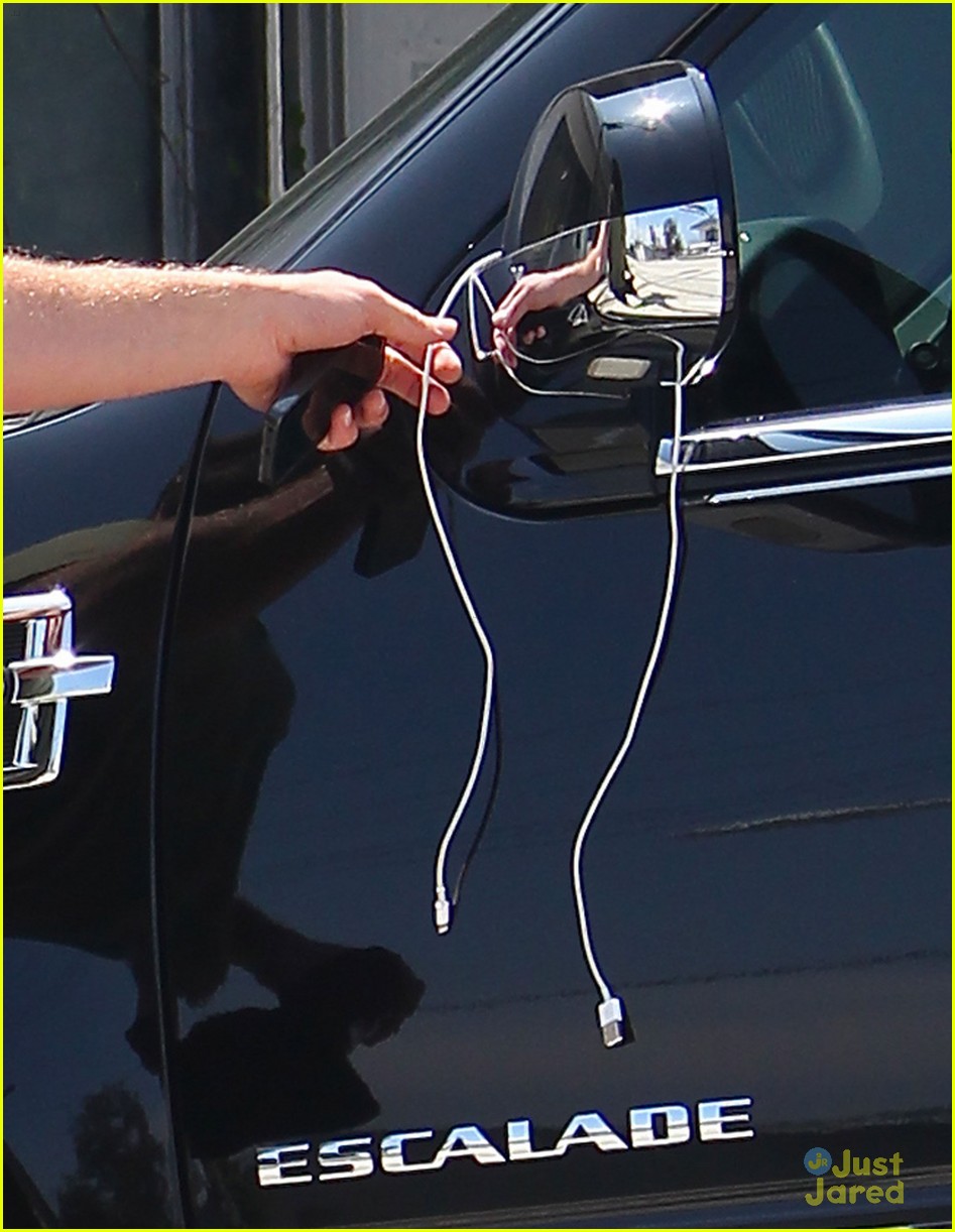 liam hemsworth phone charger ride 08