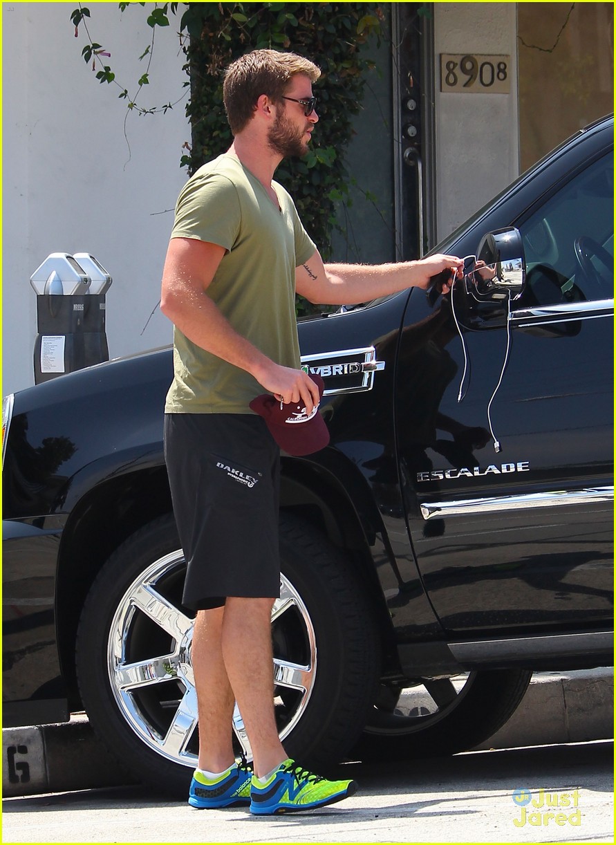 liam hemsworth phone charger ride 09