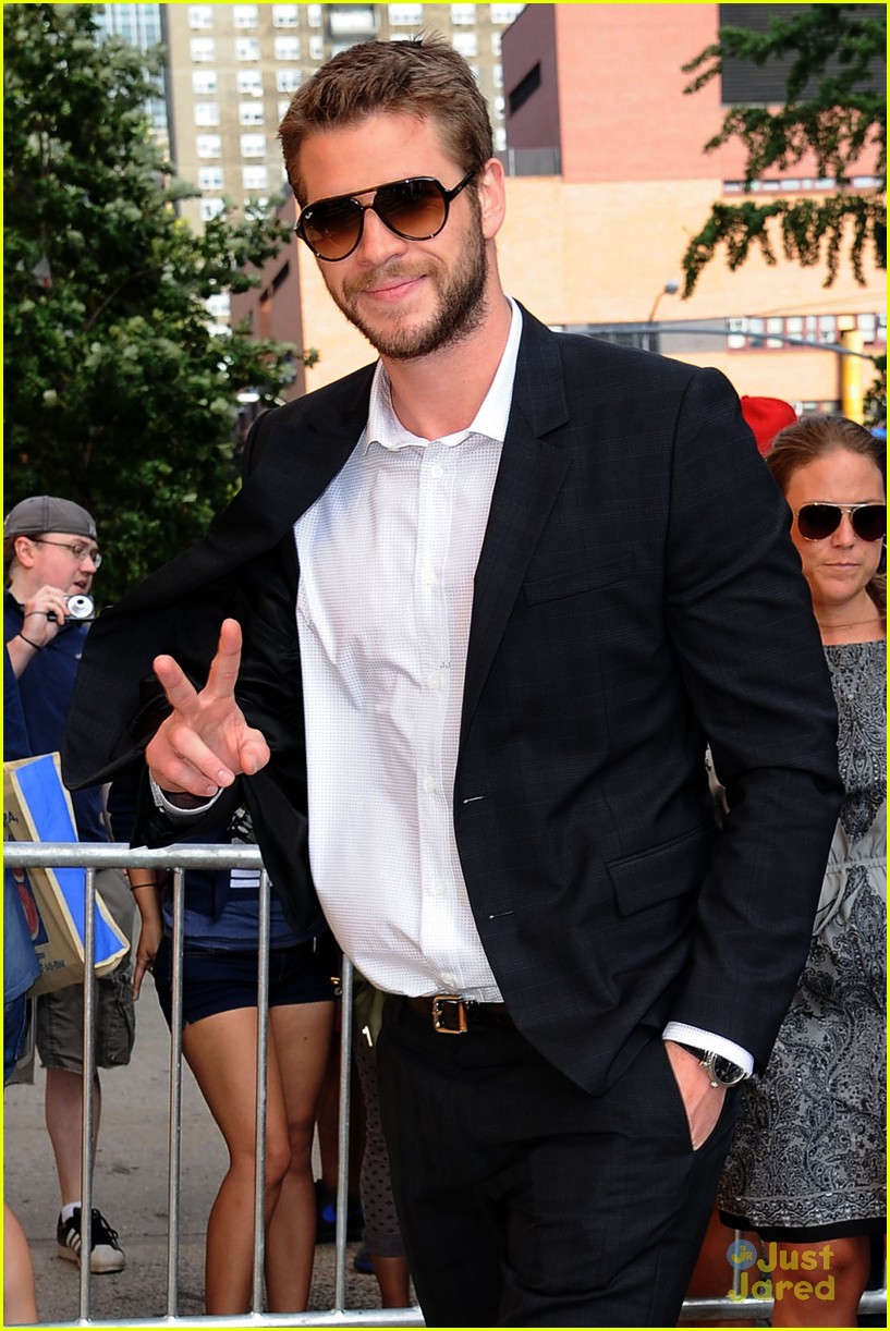 liam hemsworth visits the daily show with jon stewart 03
