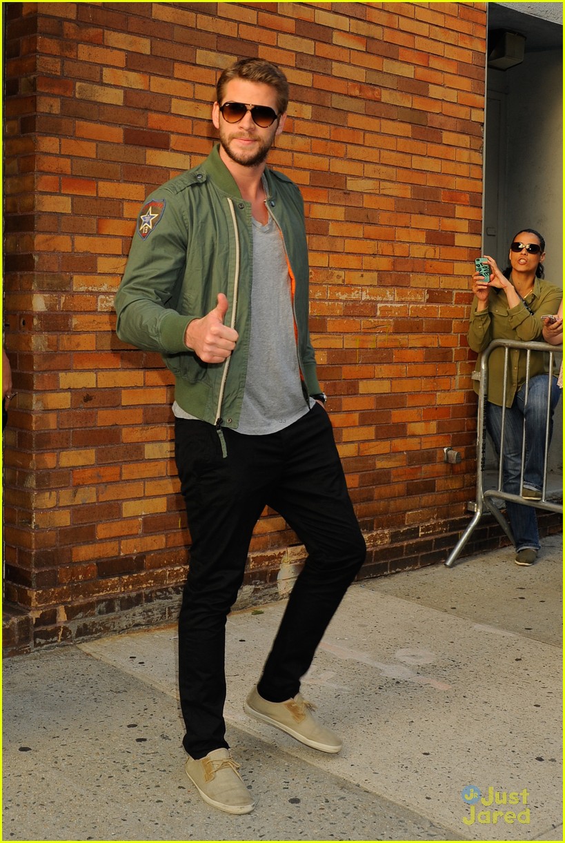 liam hemsworth visits the daily show with jon stewart 04