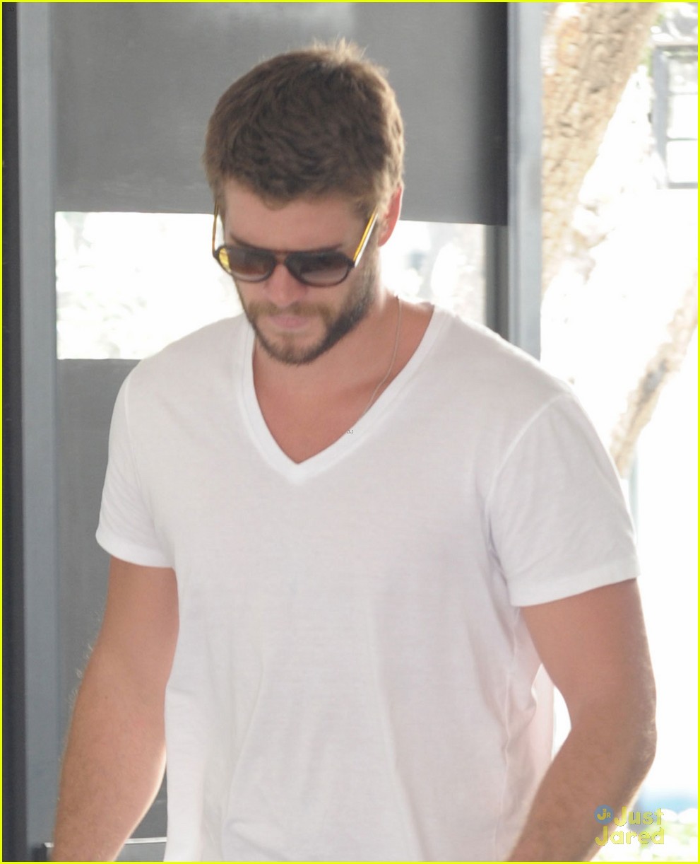 liam hemsworth outfit switch at the gym 02