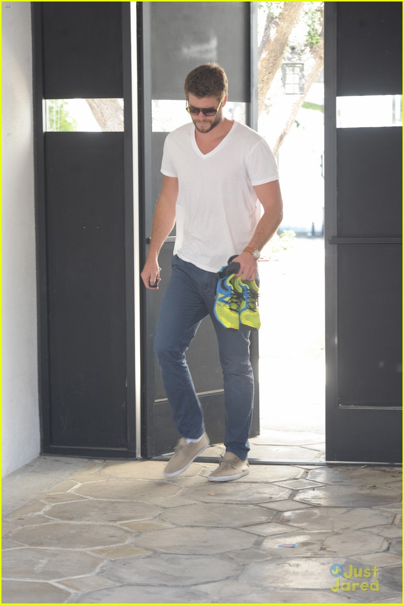 liam hemsworth outfit switch at the gym 03