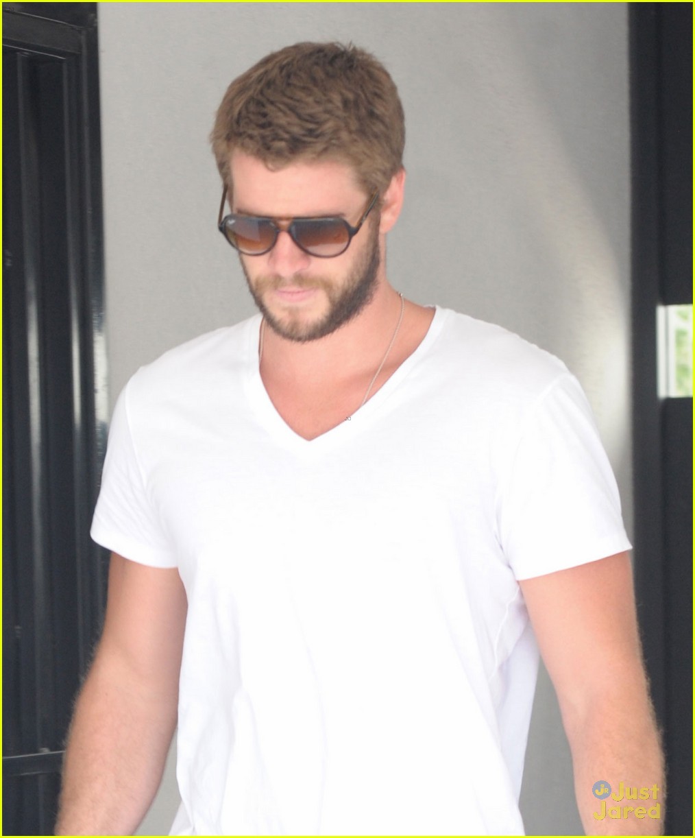 liam hemsworth outfit switch at the gym 04