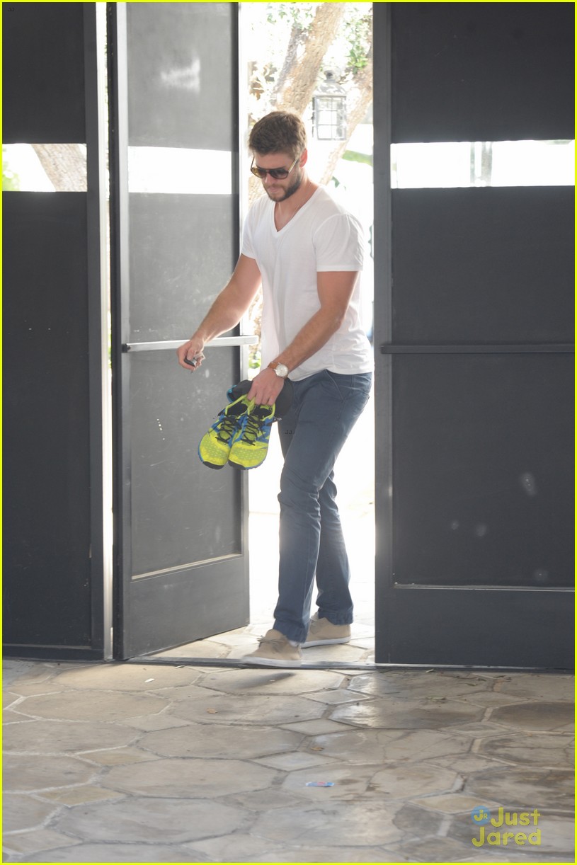 liam hemsworth outfit switch at the gym 05