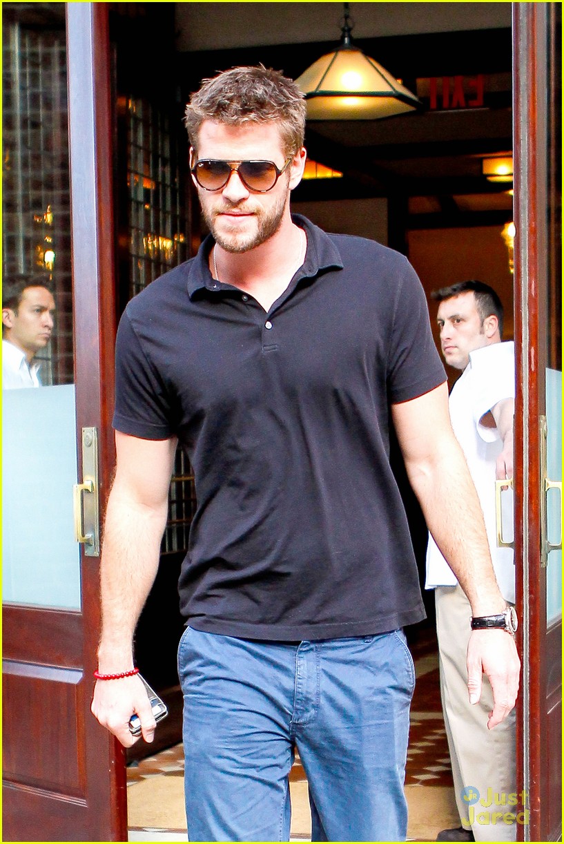 liam hemsworth promotes paranoia at the apple store 03