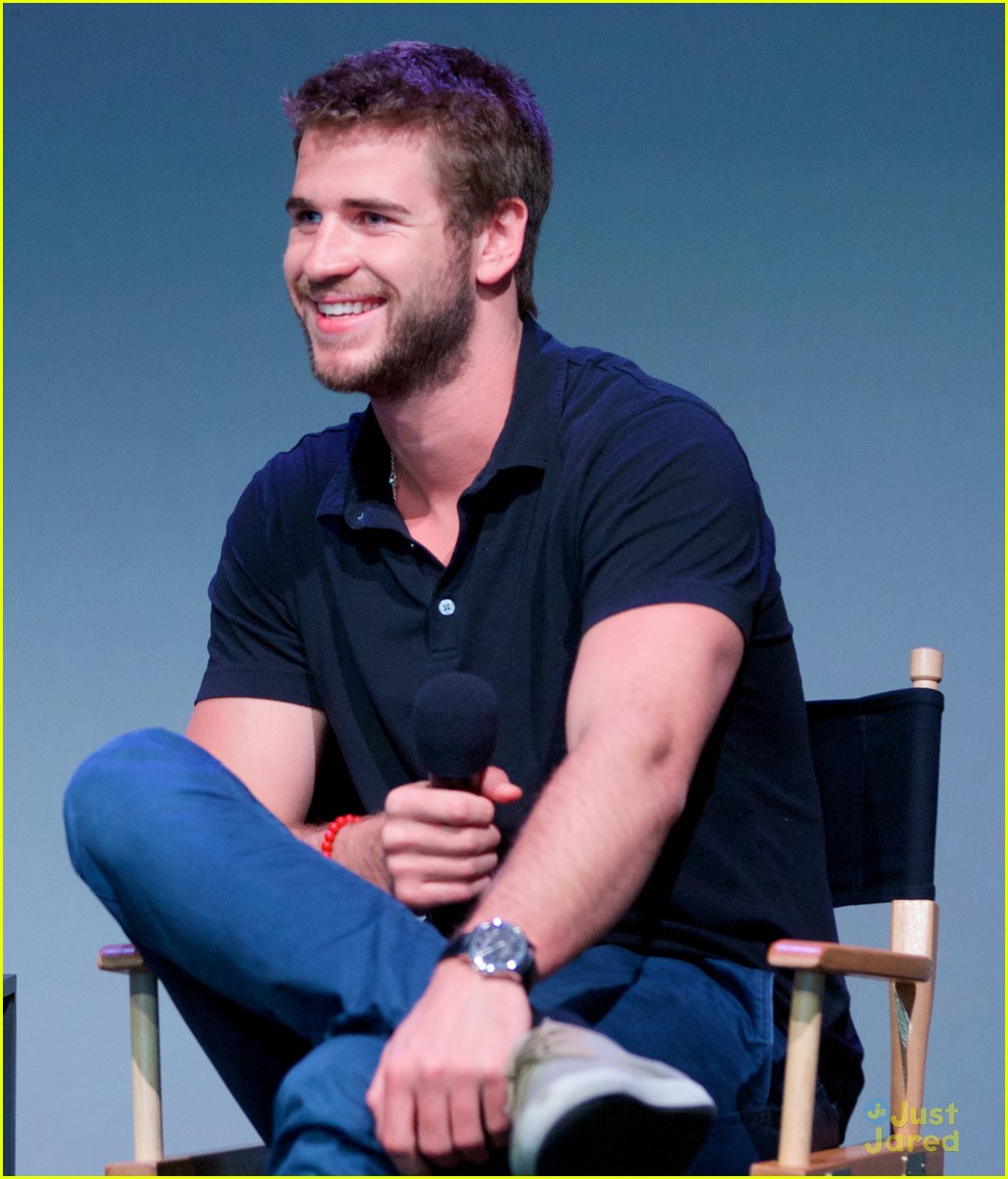 liam hemsworth promotes paranoia at the apple store 04