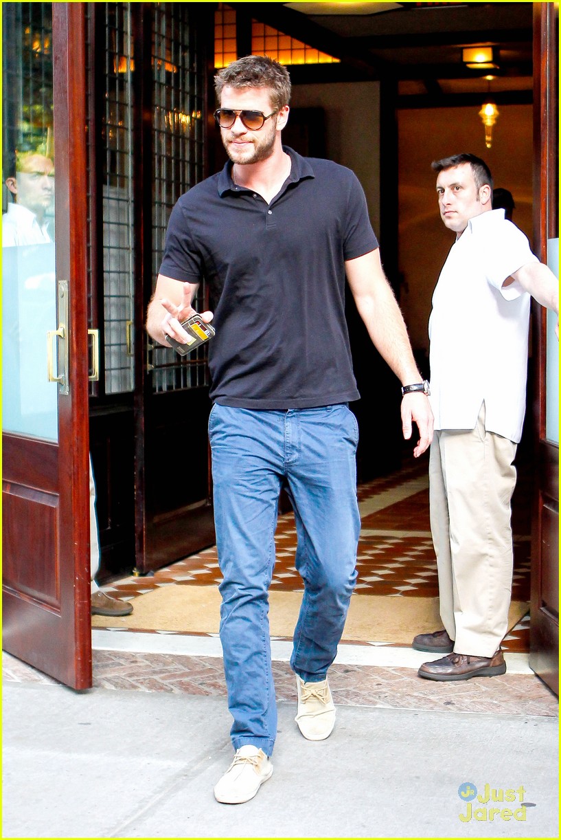 liam hemsworth promotes paranoia at the apple store 06