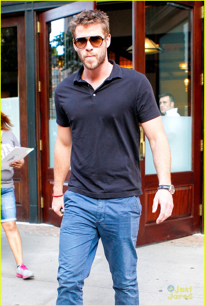 liam hemsworth promotes paranoia at the apple store 07