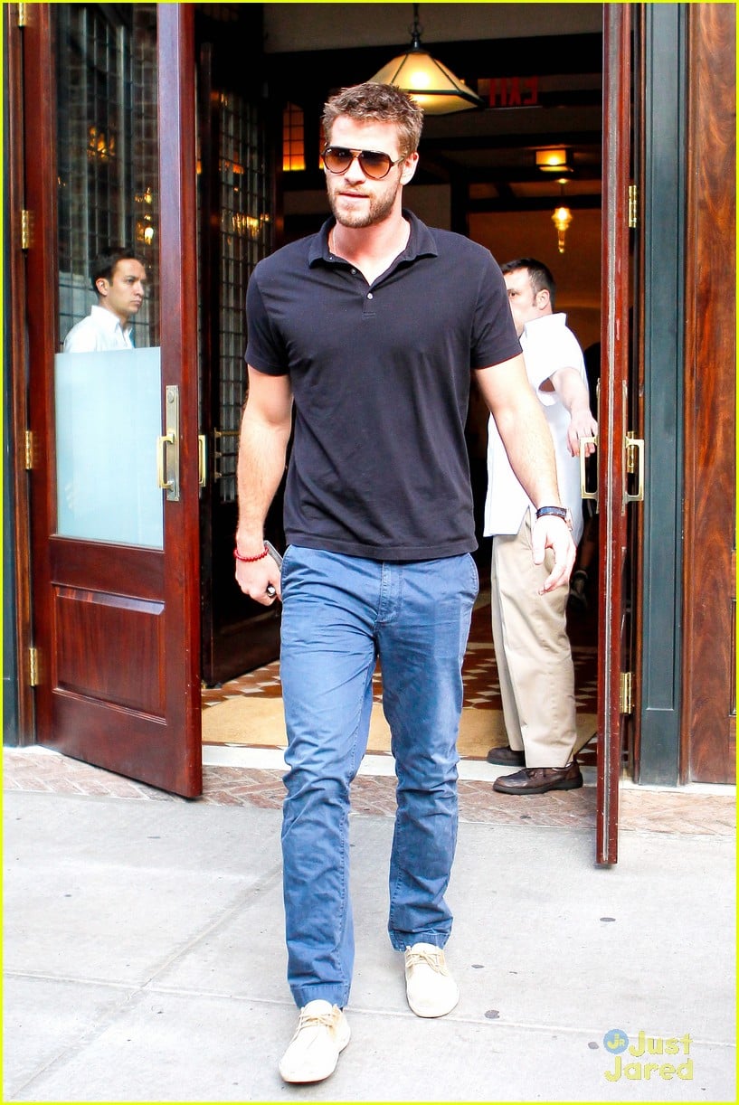 liam hemsworth promotes paranoia at the apple store 08
