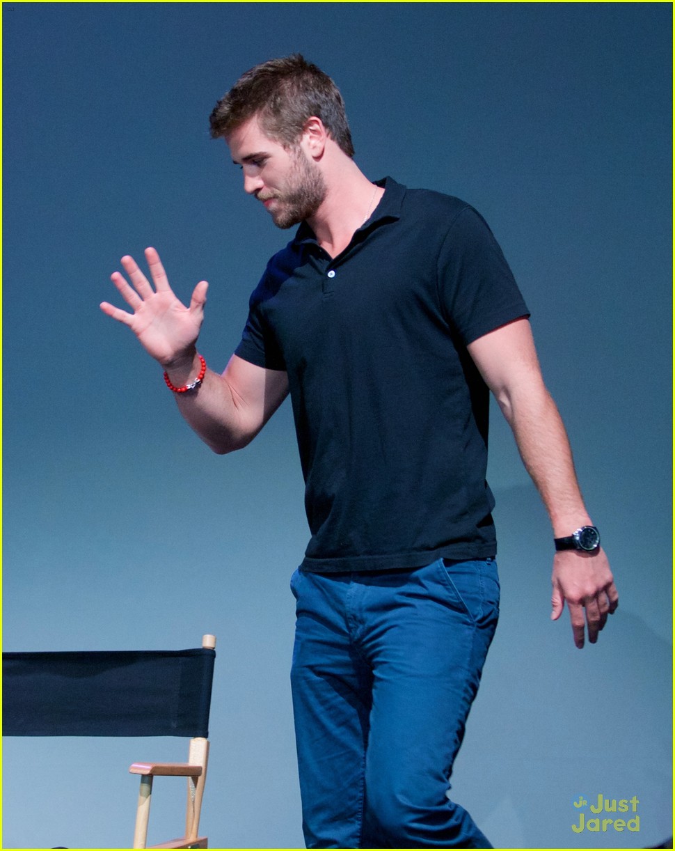 liam hemsworth promotes paranoia at the apple store 09