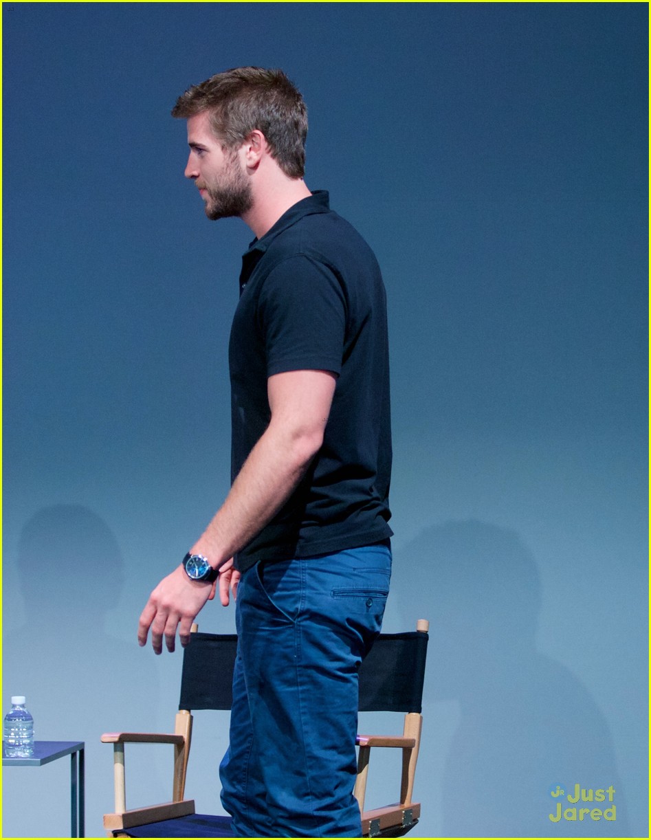 liam hemsworth promotes paranoia at the apple store 10