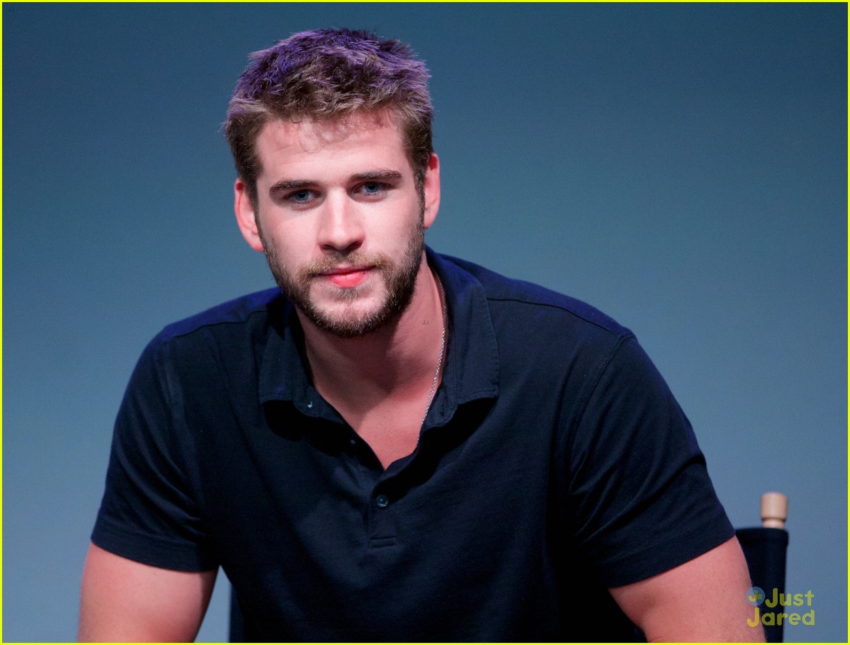 liam hemsworth promotes paranoia at the apple store 14