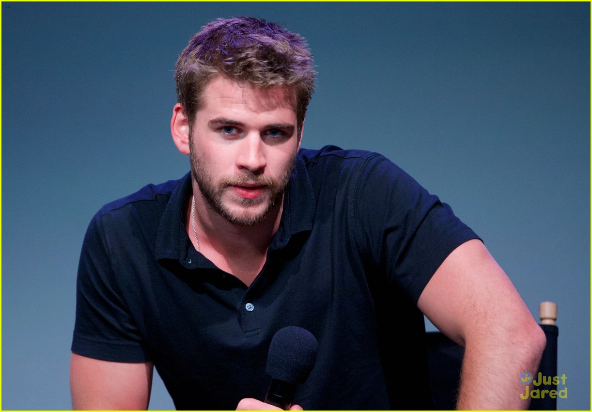 liam hemsworth promotes paranoia at the apple store 15