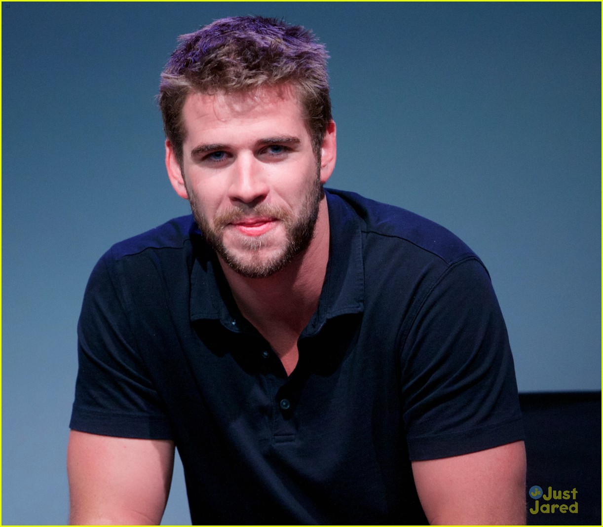 liam hemsworth promotes paranoia at the apple store 16