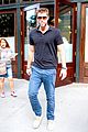 liam hemsworth promotes paranoia at the apple store 01
