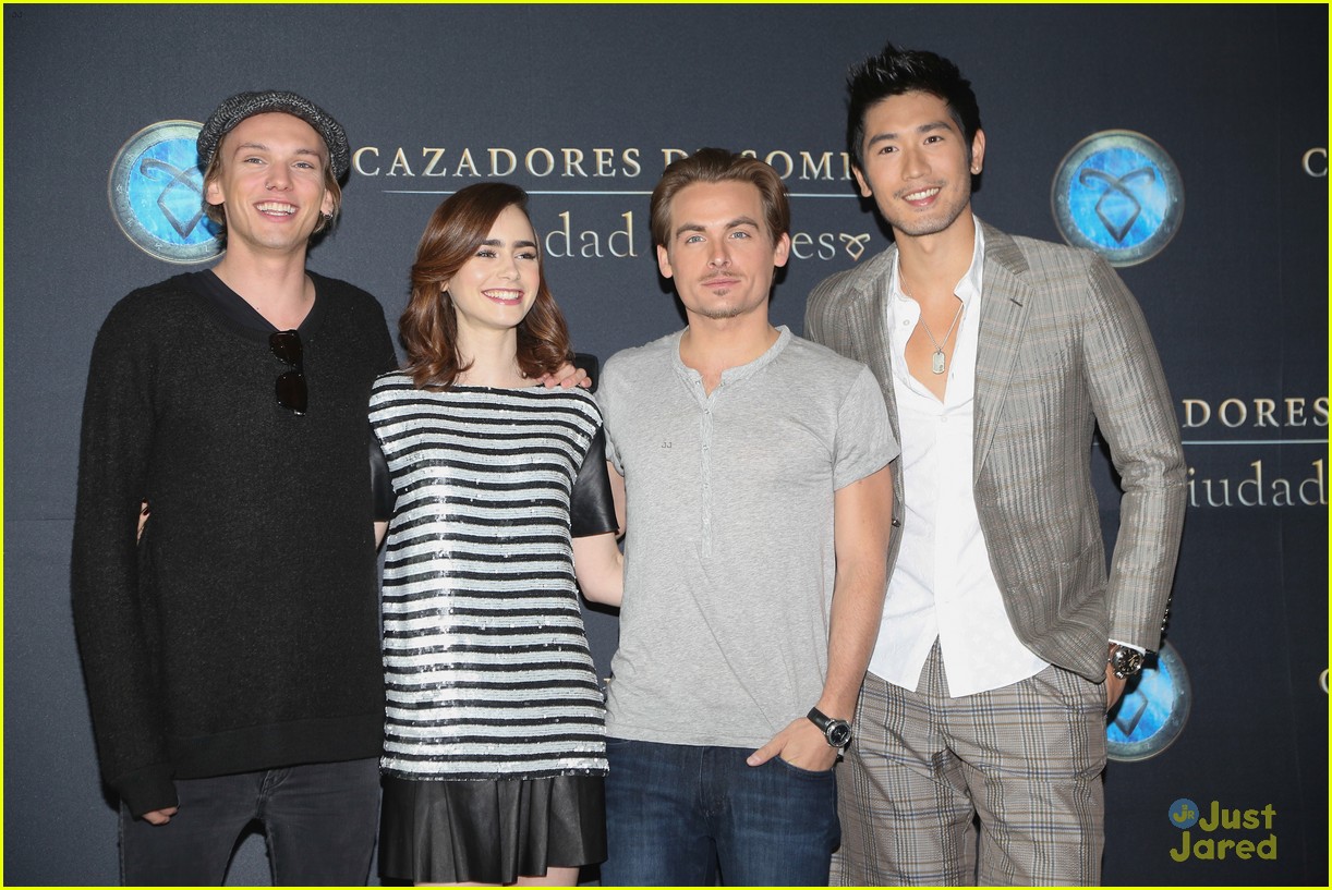 lily collins jamie campbell bower mortal instruments mexico city photo call 01