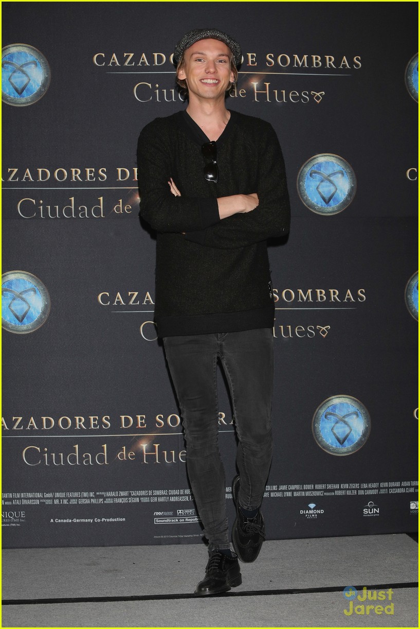 lily collins jamie campbell bower mortal instruments mexico city photo call 02