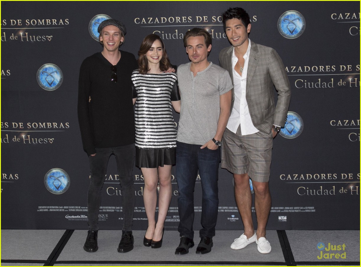 lily collins jamie campbell bower mortal instruments mexico city photo call 04