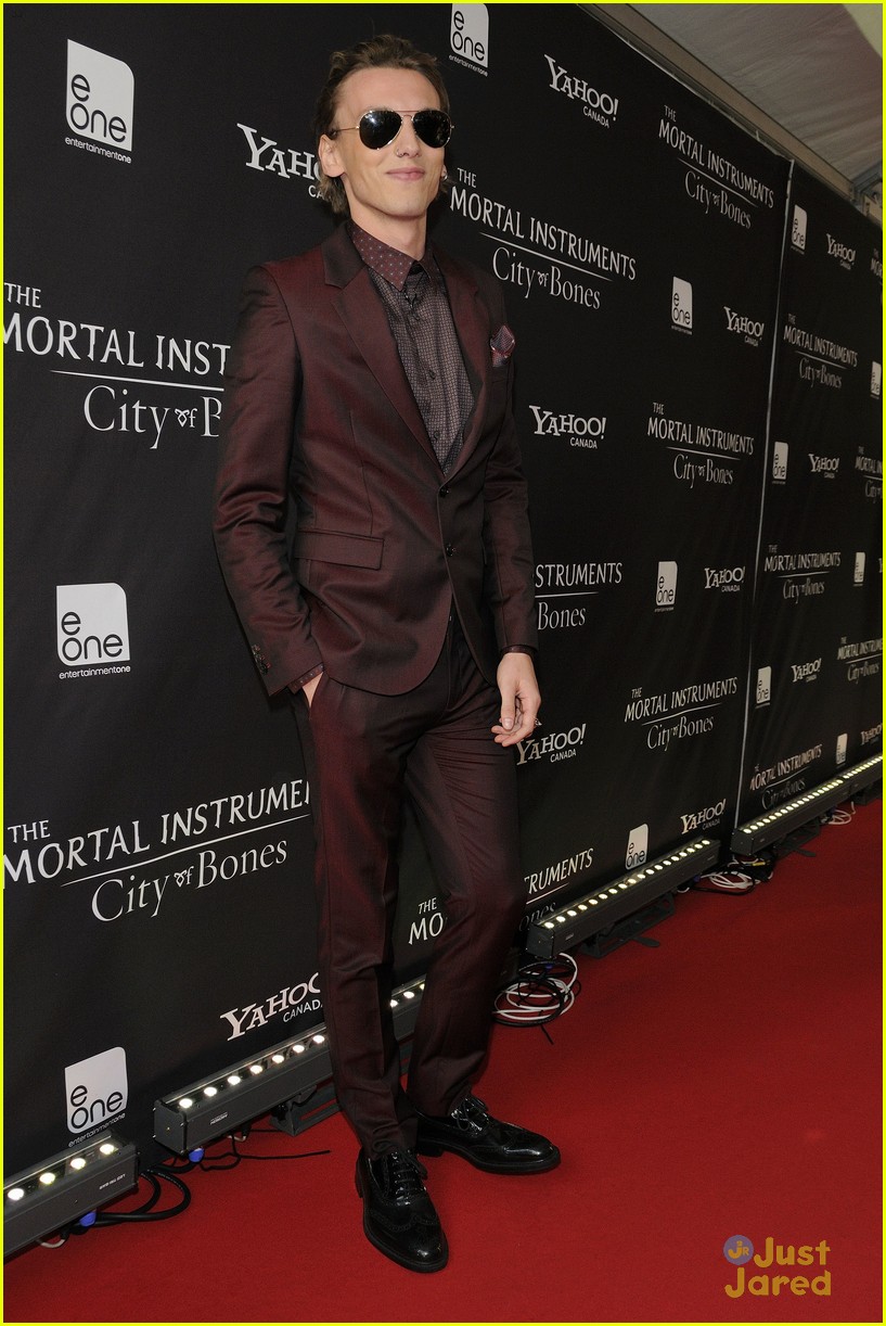 lily collins jamie campbell bower mortal instruments toronto premiere 03