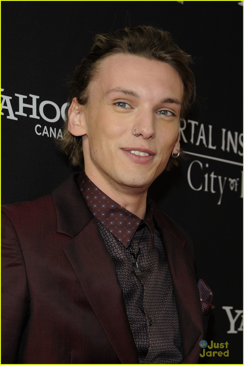 lily collins jamie campbell bower mortal instruments toronto premiere 05