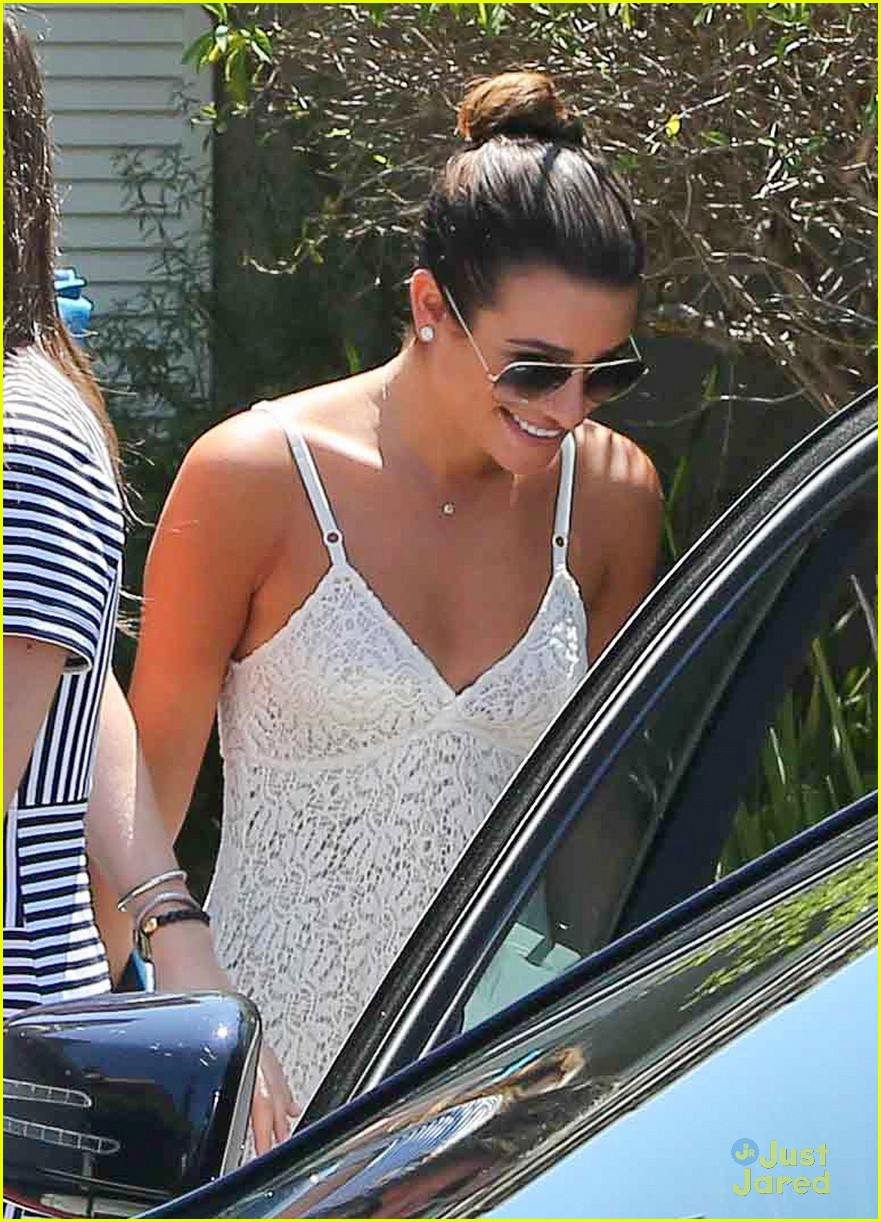 lea michele smiling with friends 03