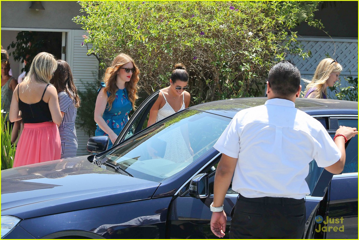 lea michele smiling with friends 04