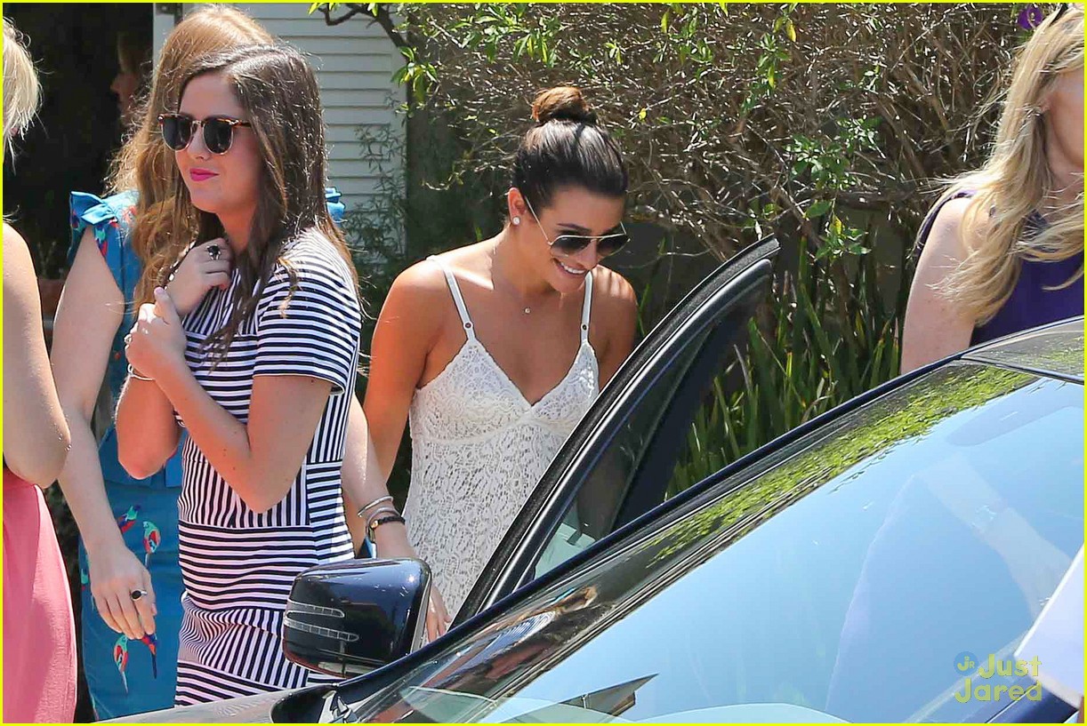lea michele smiling with friends 06