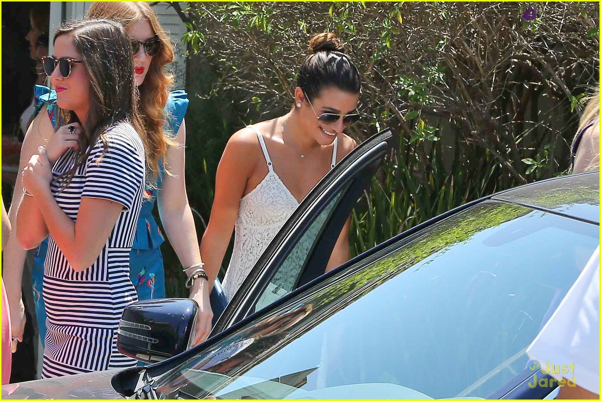 lea michele smiling with friends 08