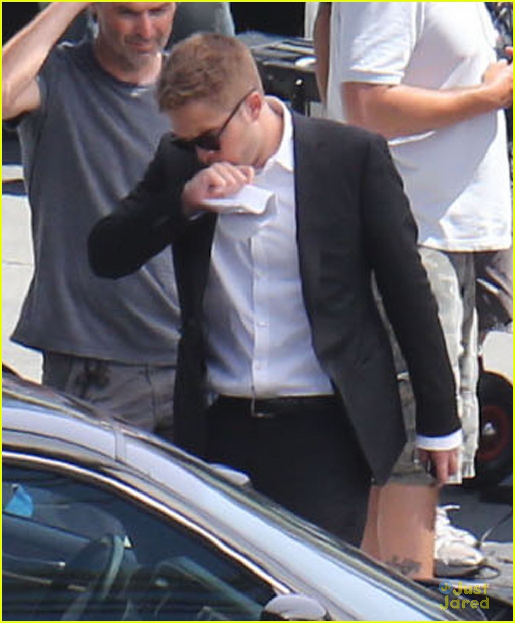 robert pattinson suits up for maps 01