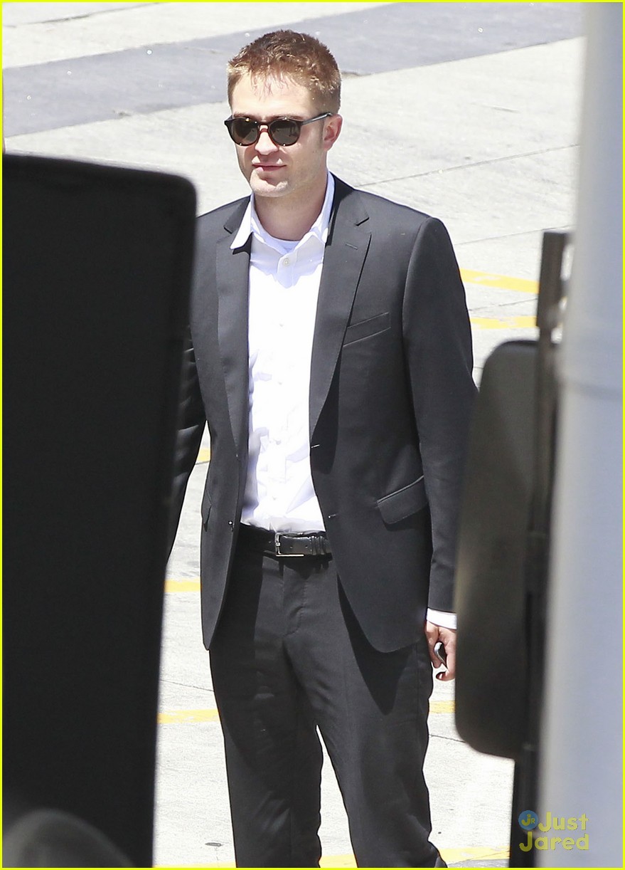 robert pattinson suits up for maps 15