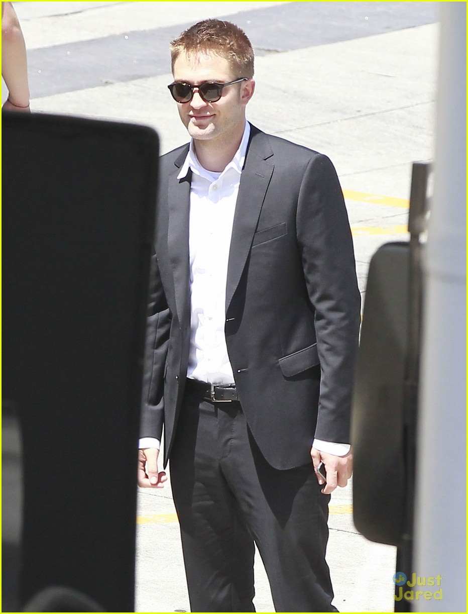 robert pattinson suits up for maps 16