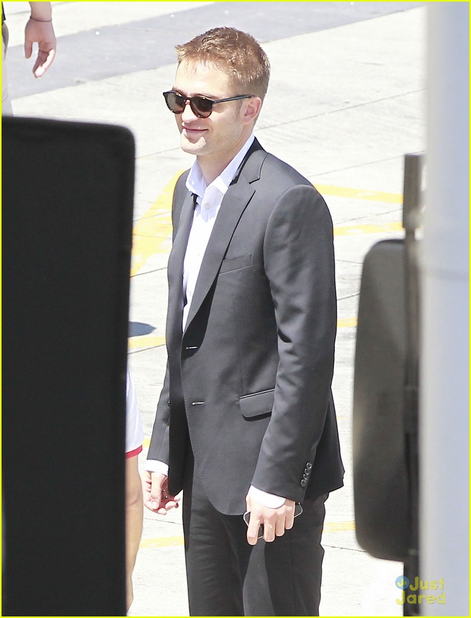robert pattinson suits up for maps 17