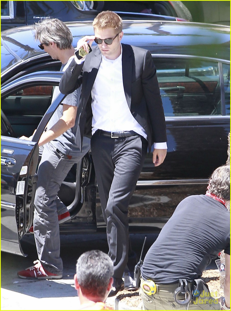 robert pattinson suits up for maps 19