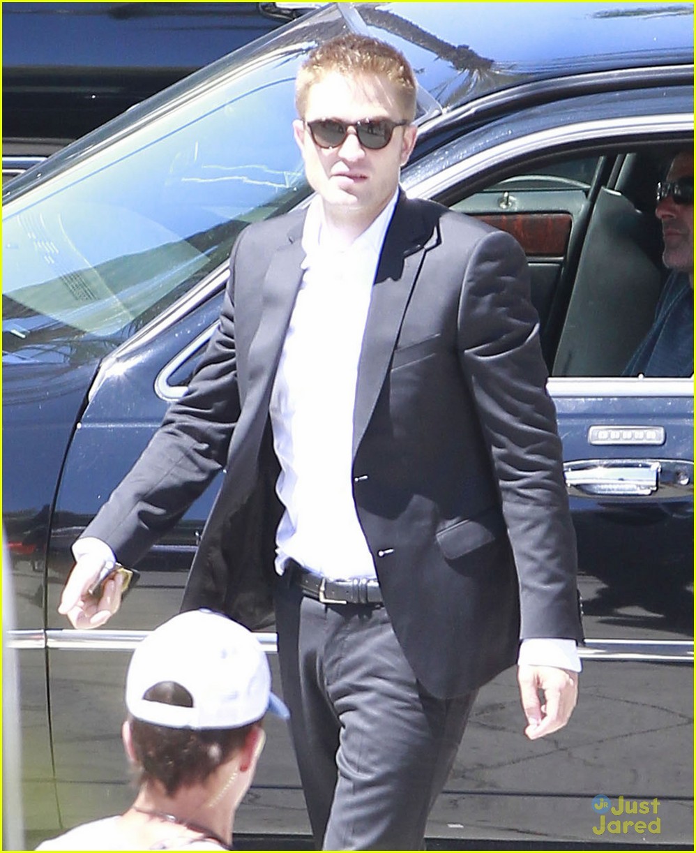 robert pattinson suits up for maps 20