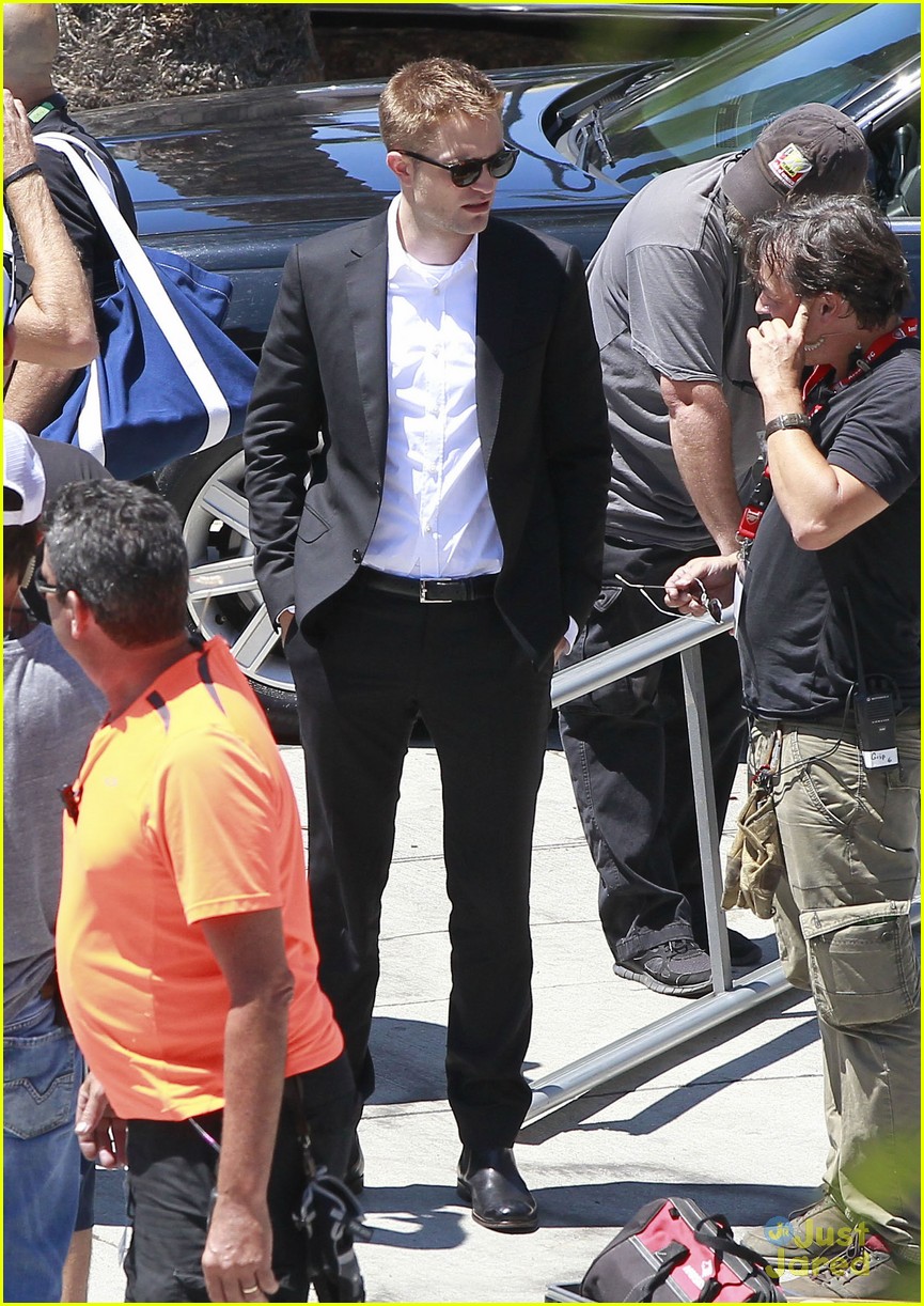 robert pattinson suits up for maps 21